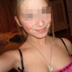 Fille plut&ocirc;t mignonne pour une bonne fellation de Rez&eacute;