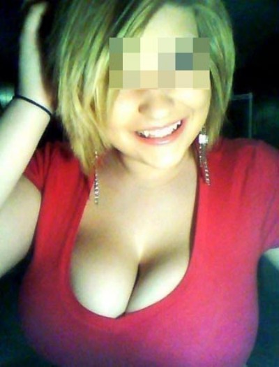 Jolie jeune Femme appréciant faire des fellations baveuses Jolie jeune Femme appréciant faire des fellations baveuses